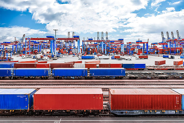 HHLA’s Burchardkai Terminal with trains, container cranes, block storage and stacking cranes – Europe’s logistics hub.
